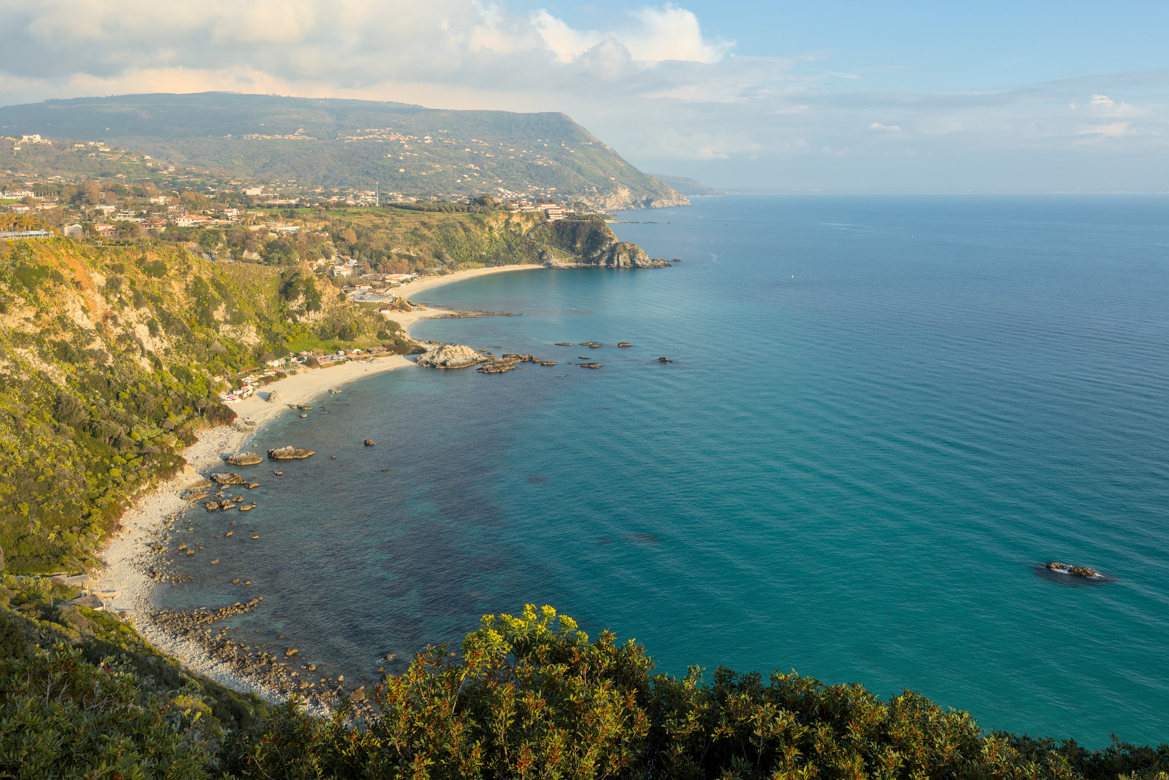 Il mare turchese della costa tirrenica calabrese a Capo Vaticano