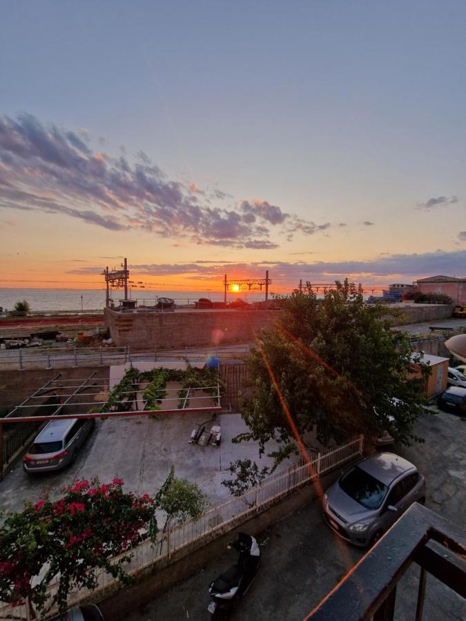 Il tramonto sul Tirreno visto dal balcone dell'appartamento